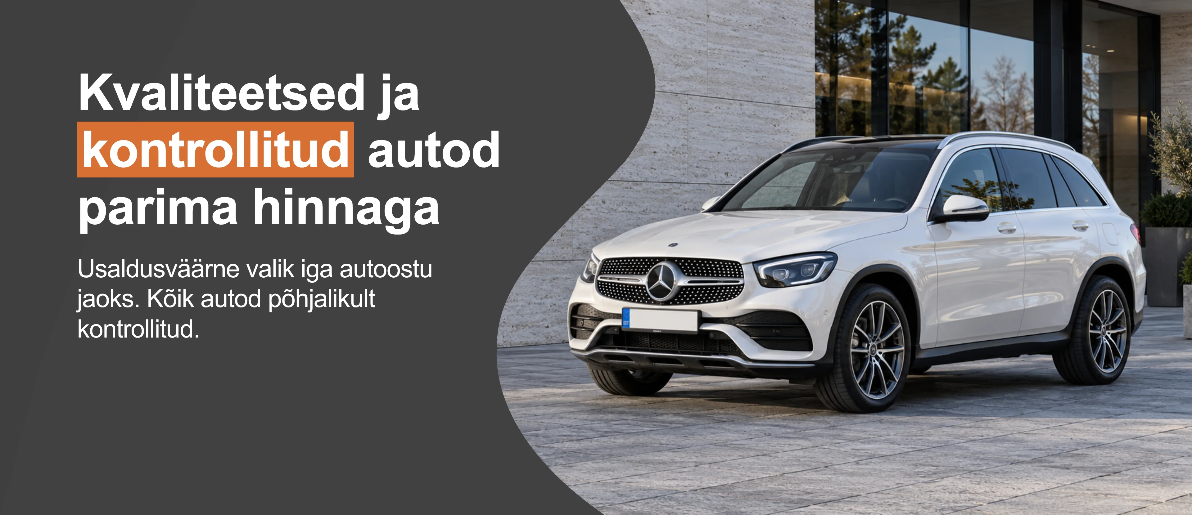 Valge Mercedes-Benz linnamaastur moodsa hoone ees - kvaliteetsed autod AUTOCO-s.