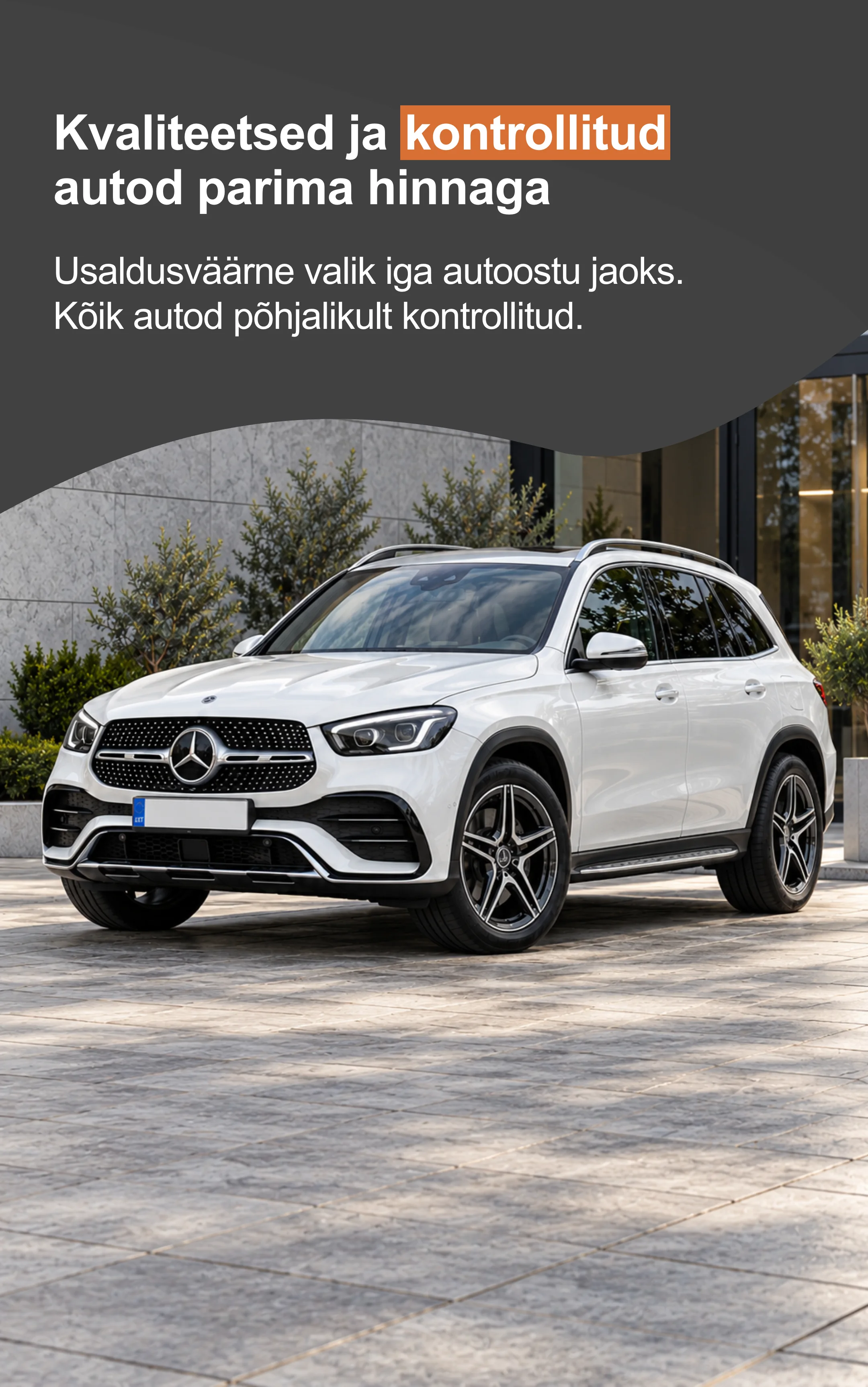 Valge Mercedes-Benz linnamaastur moodsa hoone ees - kvaliteetsed autod AUTOCO-s.