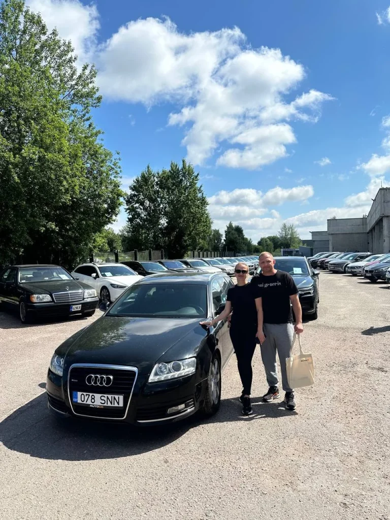 Autoco kliendid Audi A6-ga pärast auto üleandmist